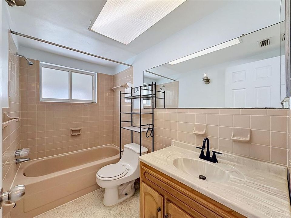 For Sale: $365,000 (2 beds, 1 baths, 1192 Square Feet)