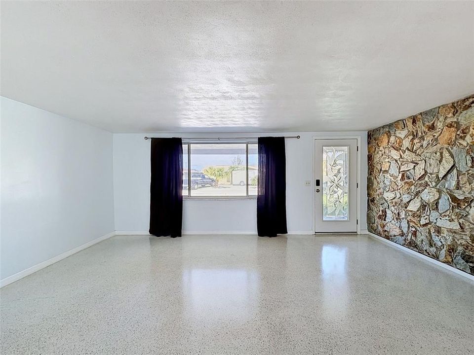 For Sale: $365,000 (2 beds, 1 baths, 1192 Square Feet)