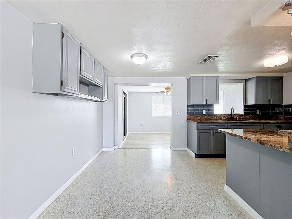For Sale: $365,000 (2 beds, 1 baths, 1192 Square Feet)