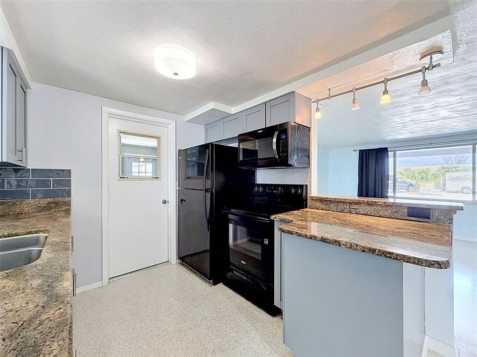 For Sale: $365,000 (2 beds, 1 baths, 1192 Square Feet)