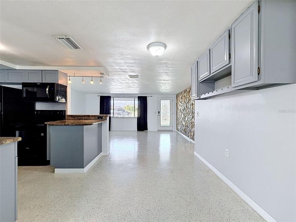 For Sale: $365,000 (2 beds, 1 baths, 1192 Square Feet)