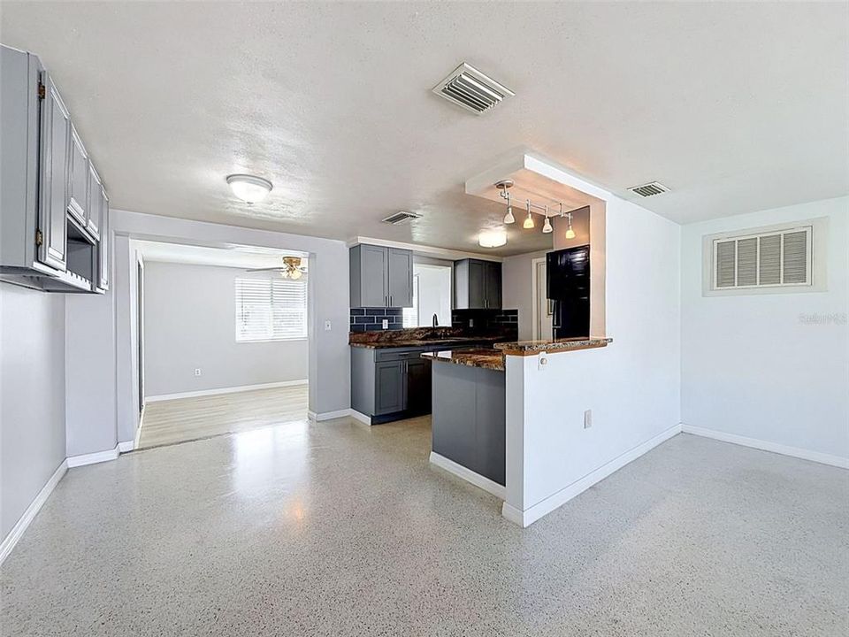 For Sale: $365,000 (2 beds, 1 baths, 1192 Square Feet)