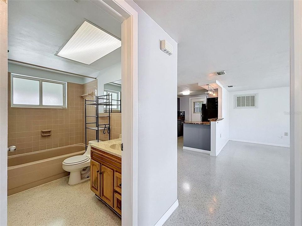 For Sale: $365,000 (2 beds, 1 baths, 1192 Square Feet)
