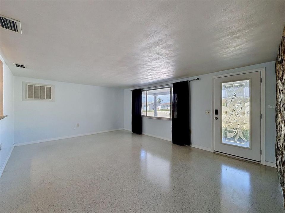 For Sale: $365,000 (2 beds, 1 baths, 1192 Square Feet)