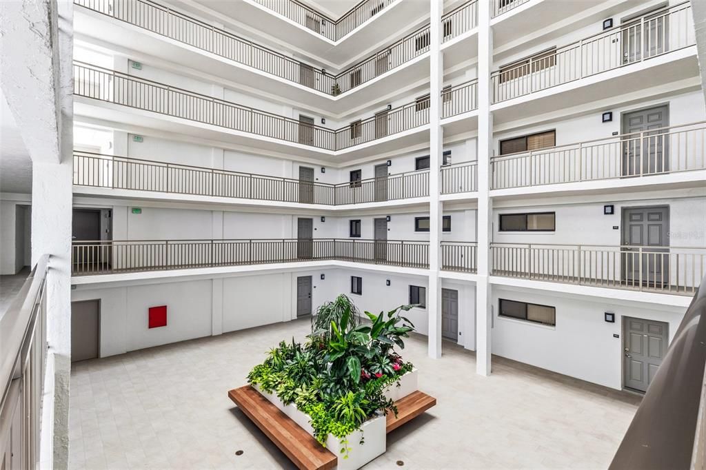 For Sale: $550,000 (1 beds, 1 baths, 918 Square Feet)