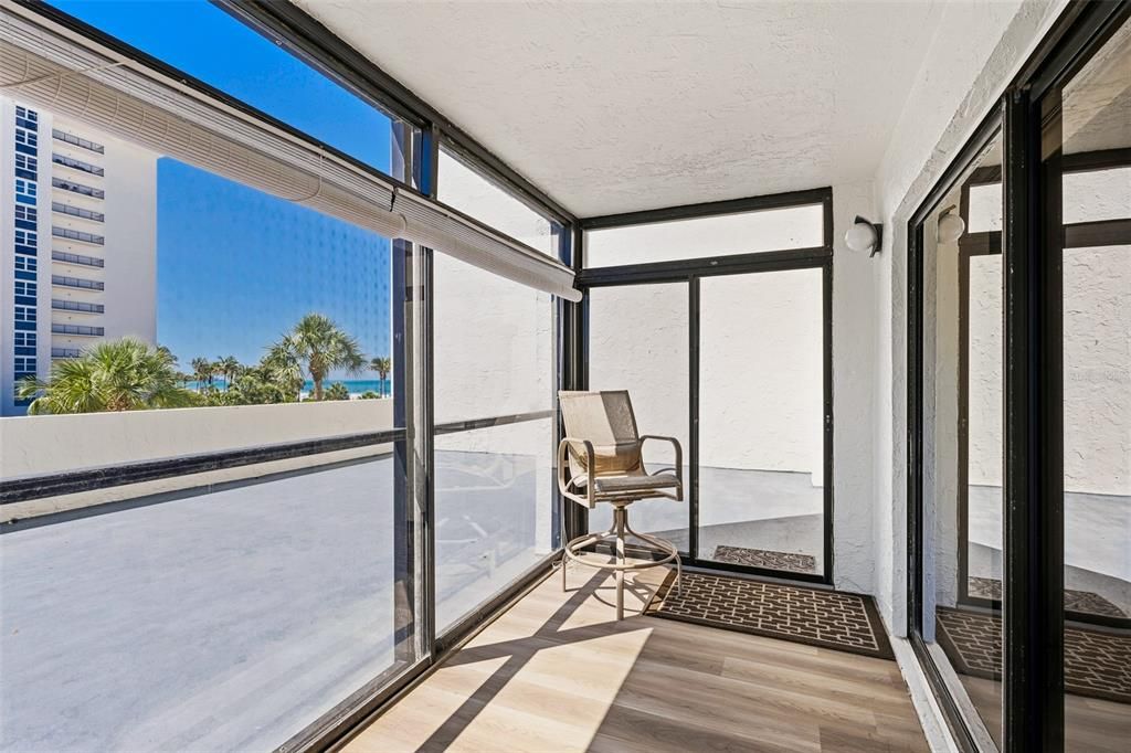 For Sale: $550,000 (1 beds, 1 baths, 918 Square Feet)