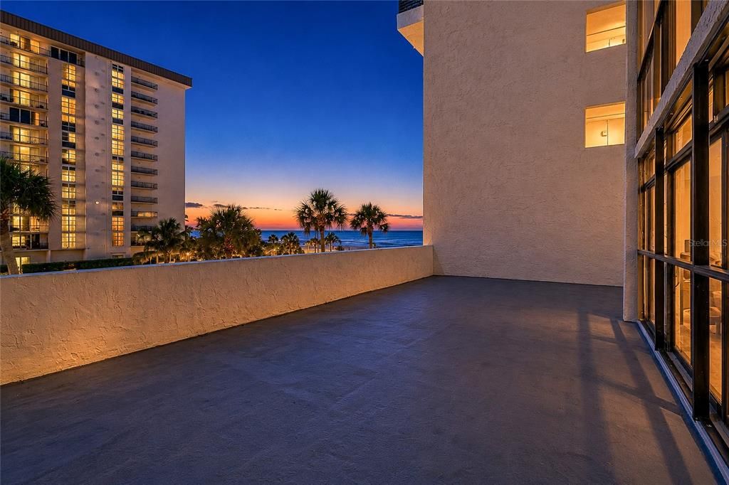 For Sale: $550,000 (1 beds, 1 baths, 918 Square Feet)