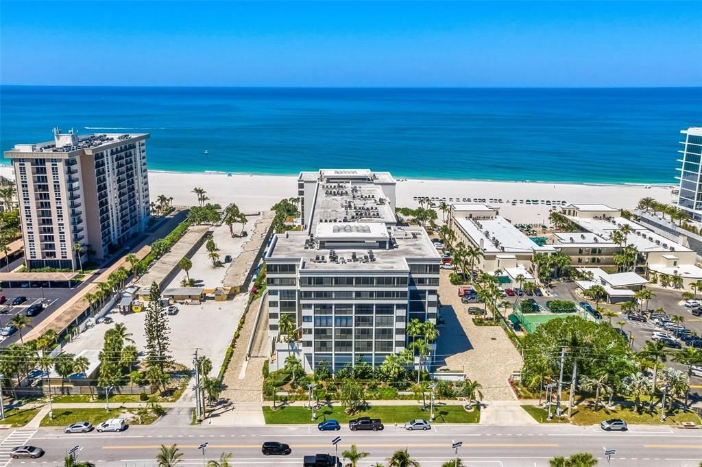For Sale: $550,000 (1 beds, 1 baths, 918 Square Feet)