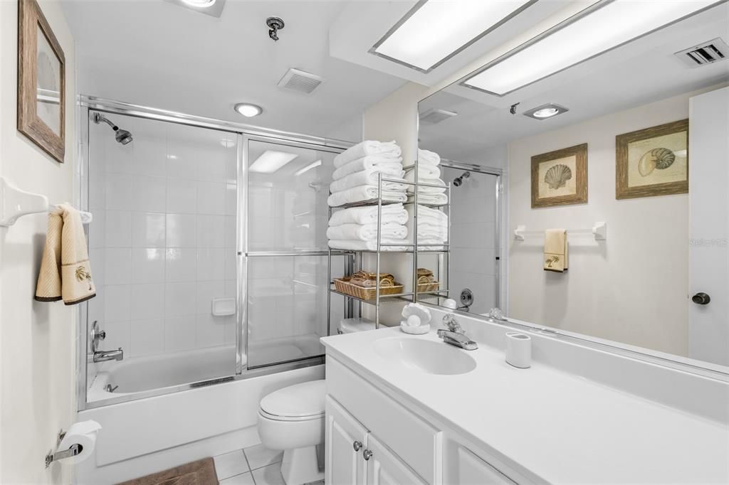 For Sale: $550,000 (1 beds, 1 baths, 918 Square Feet)