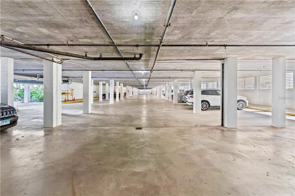 For Sale: $550,000 (1 beds, 1 baths, 918 Square Feet)