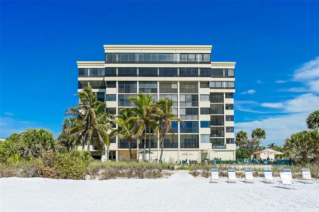 For Sale: $550,000 (1 beds, 1 baths, 918 Square Feet)