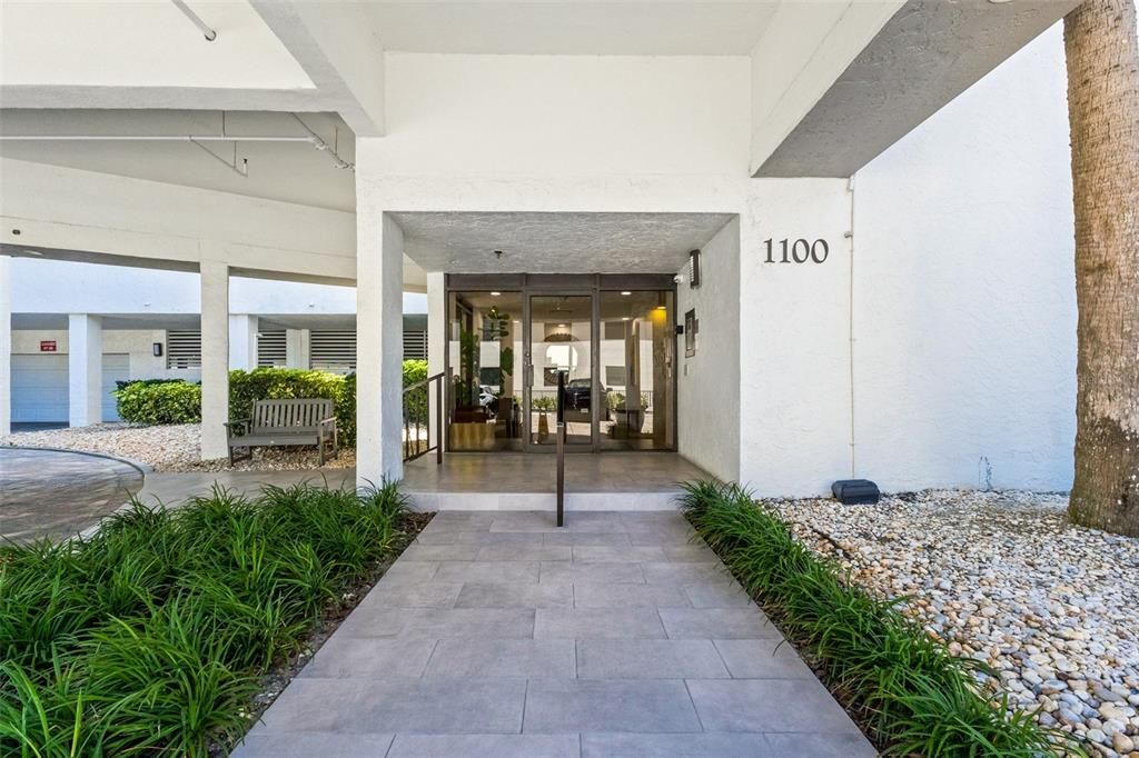 For Sale: $550,000 (1 beds, 1 baths, 918 Square Feet)