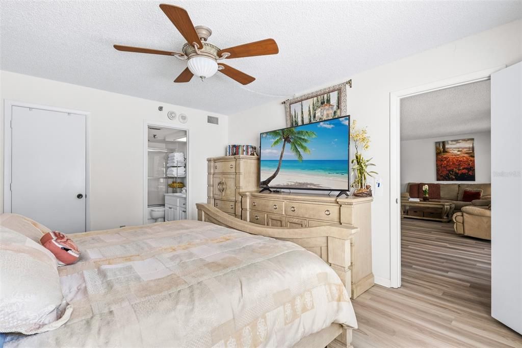 For Sale: $550,000 (1 beds, 1 baths, 918 Square Feet)