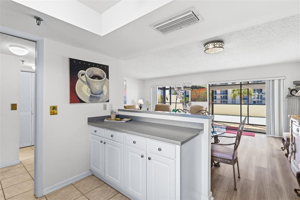 For Sale: $550,000 (1 beds, 1 baths, 918 Square Feet)
