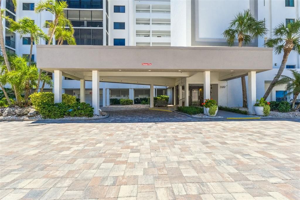 For Sale: $550,000 (1 beds, 1 baths, 918 Square Feet)