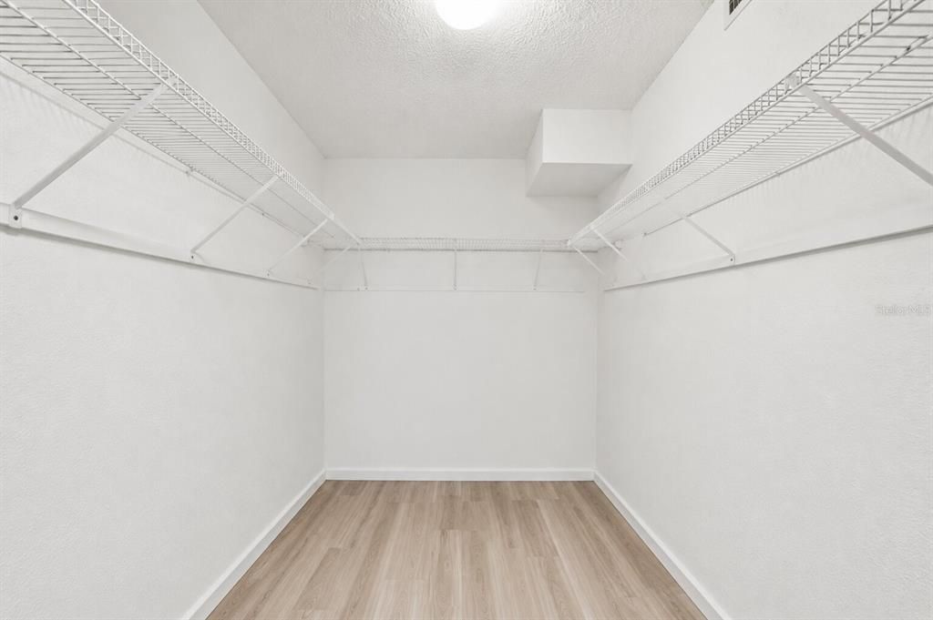 For Sale: $550,000 (1 beds, 1 baths, 918 Square Feet)