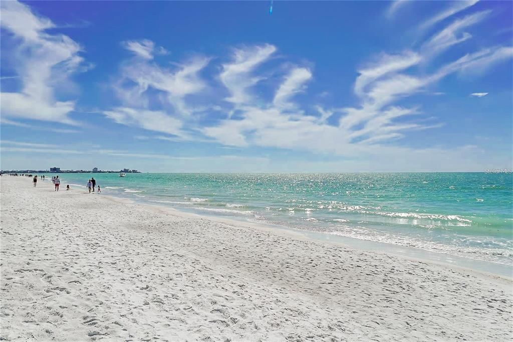 For Sale: $550,000 (1 beds, 1 baths, 918 Square Feet)