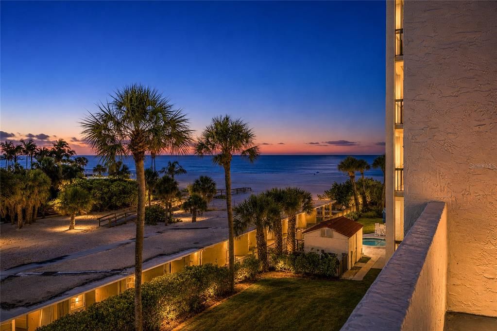 For Sale: $550,000 (1 beds, 1 baths, 918 Square Feet)