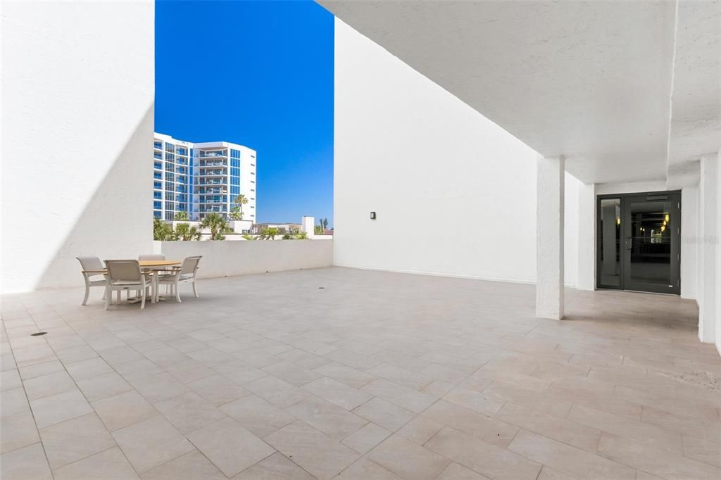 For Sale: $550,000 (1 beds, 1 baths, 918 Square Feet)