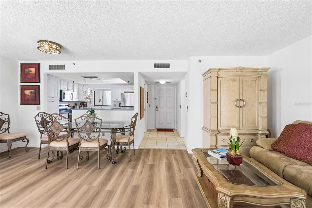 For Sale: $550,000 (1 beds, 1 baths, 918 Square Feet)