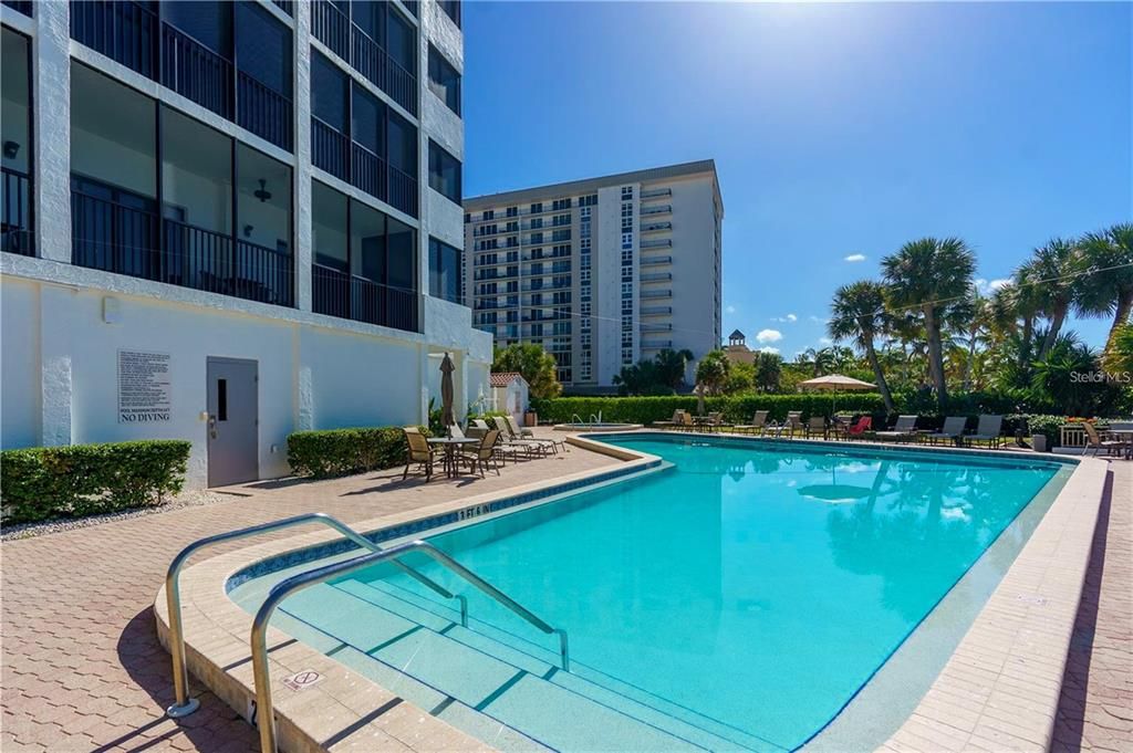 For Sale: $550,000 (1 beds, 1 baths, 918 Square Feet)