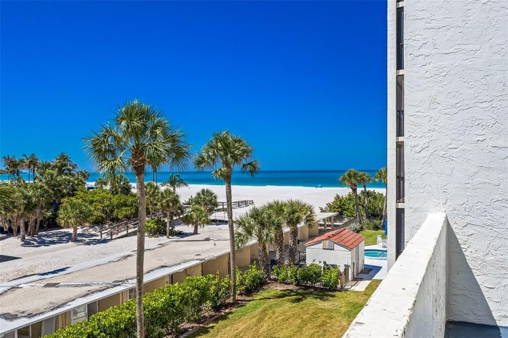 For Sale: $550,000 (1 beds, 1 baths, 918 Square Feet)