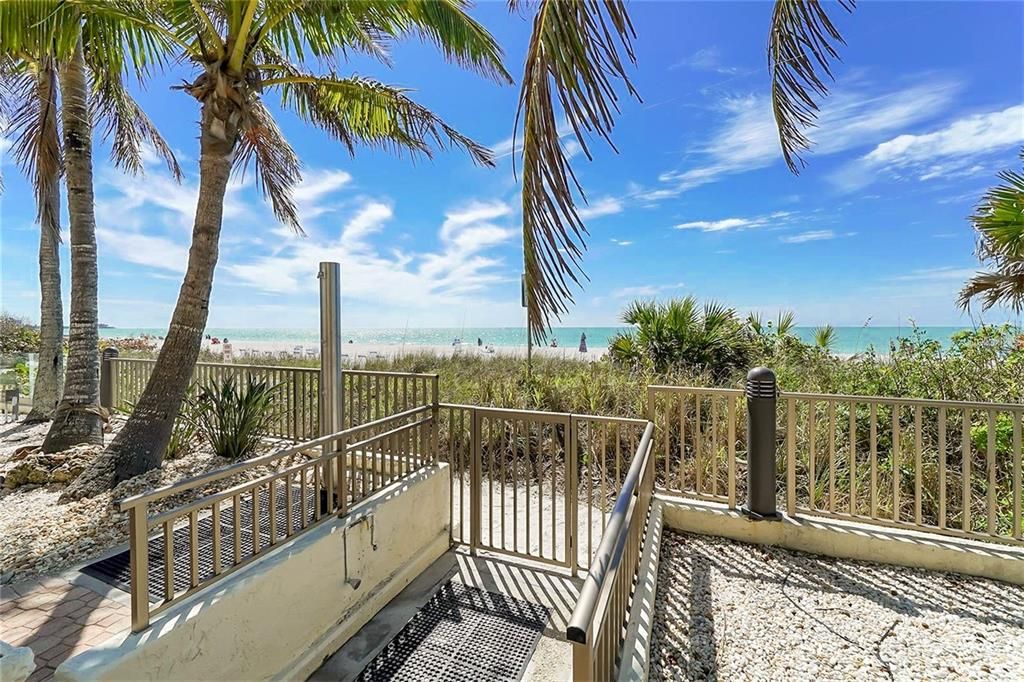 For Sale: $550,000 (1 beds, 1 baths, 918 Square Feet)
