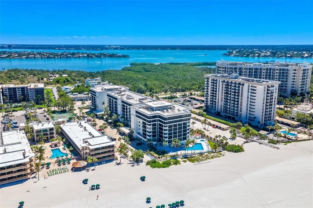 For Sale: $550,000 (1 beds, 1 baths, 918 Square Feet)