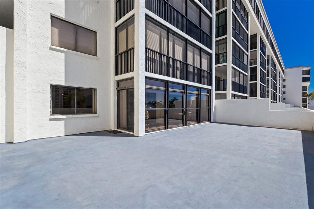 For Sale: $550,000 (1 beds, 1 baths, 918 Square Feet)