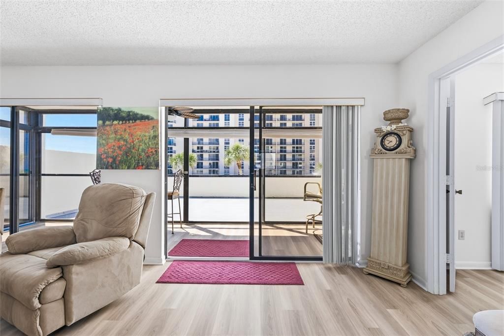 For Sale: $550,000 (1 beds, 1 baths, 918 Square Feet)