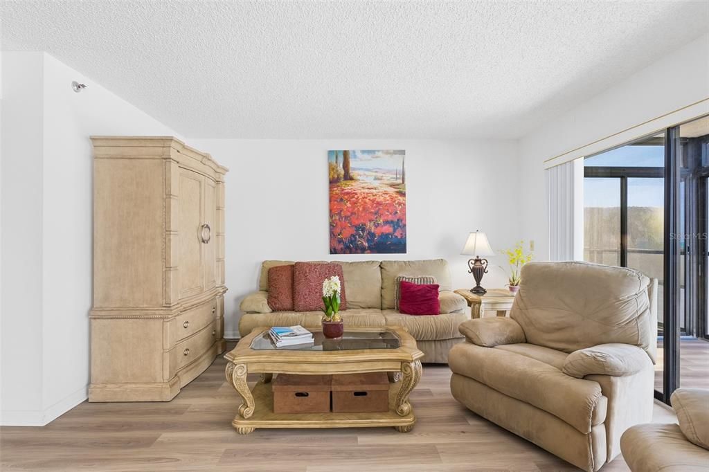 For Sale: $550,000 (1 beds, 1 baths, 918 Square Feet)