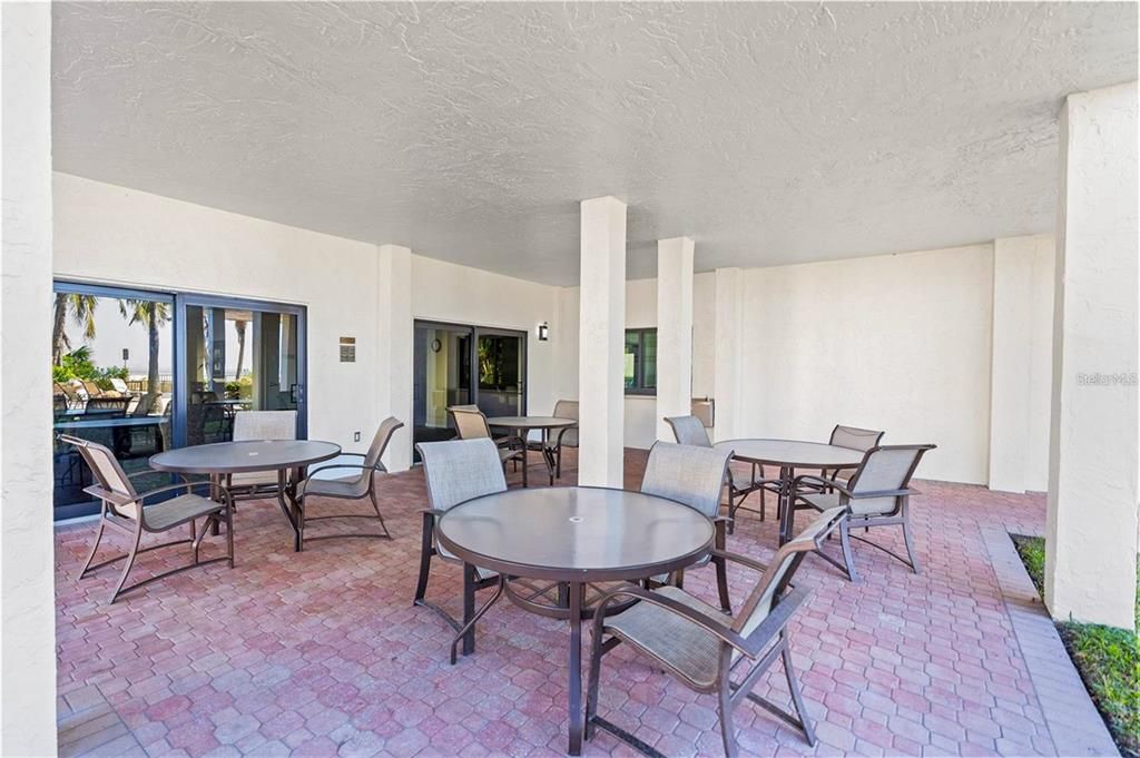 For Sale: $550,000 (1 beds, 1 baths, 918 Square Feet)