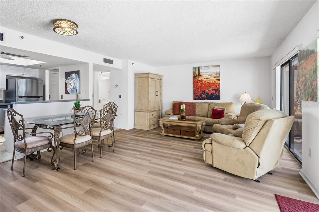 For Sale: $550,000 (1 beds, 1 baths, 918 Square Feet)