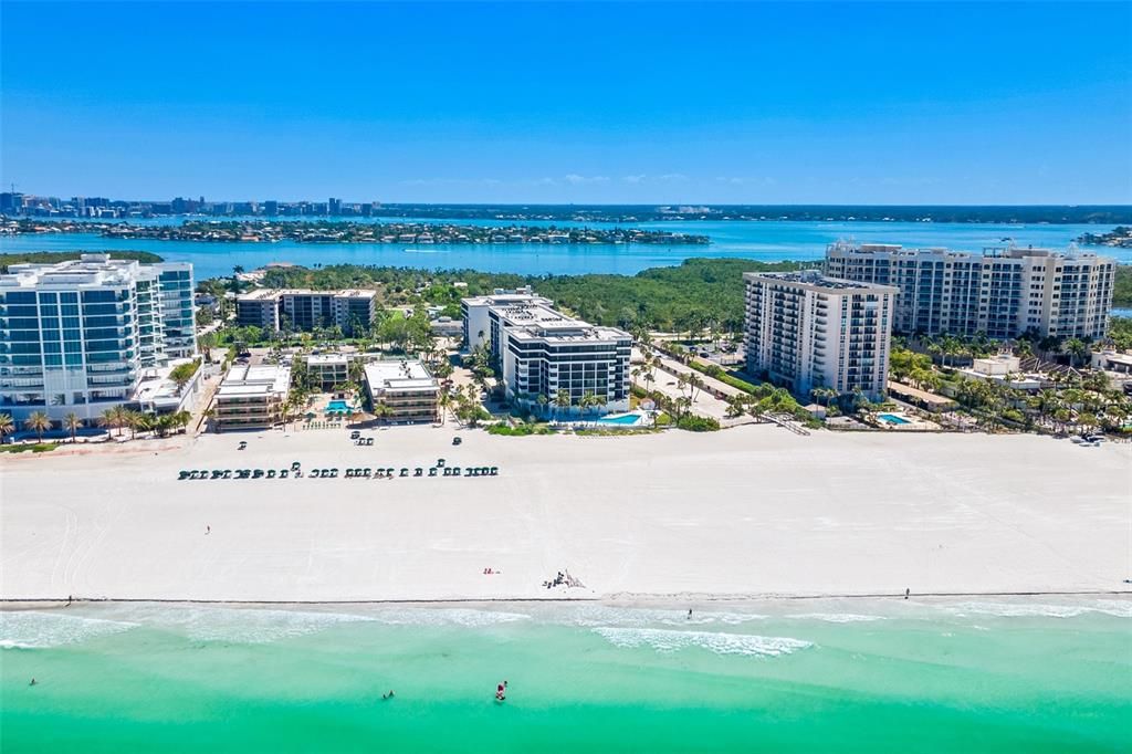 For Sale: $550,000 (1 beds, 1 baths, 918 Square Feet)