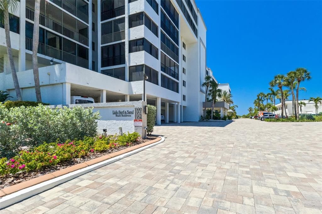 For Sale: $550,000 (1 beds, 1 baths, 918 Square Feet)