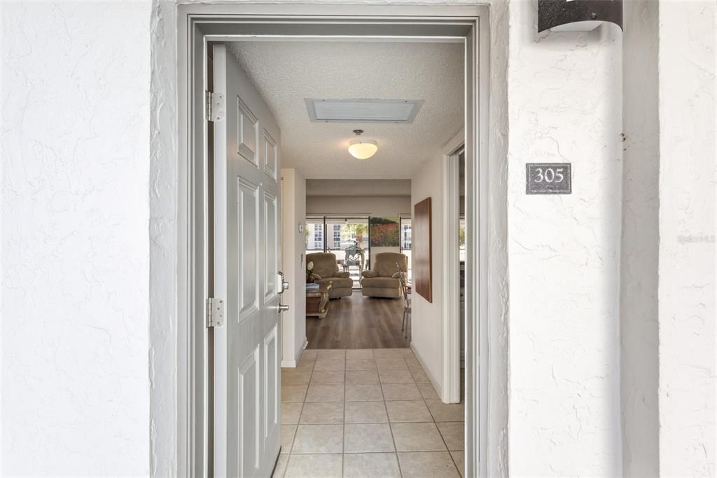 For Sale: $550,000 (1 beds, 1 baths, 918 Square Feet)