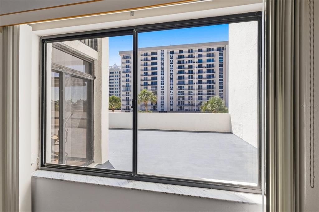 For Sale: $550,000 (1 beds, 1 baths, 918 Square Feet)