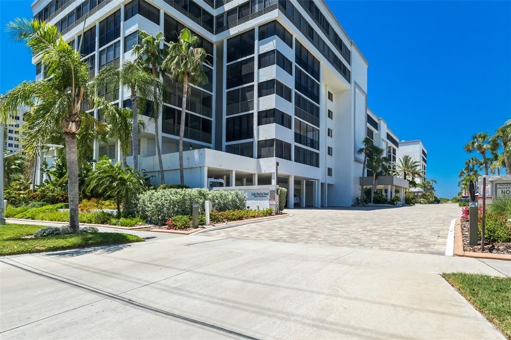 For Sale: $550,000 (1 beds, 1 baths, 918 Square Feet)