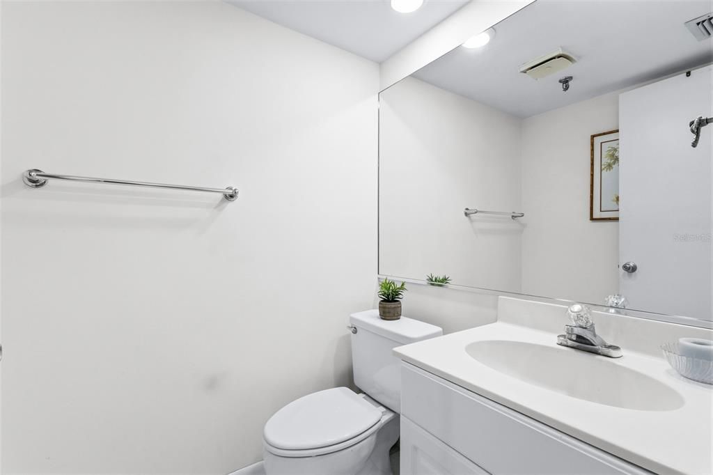 For Sale: $550,000 (1 beds, 1 baths, 918 Square Feet)