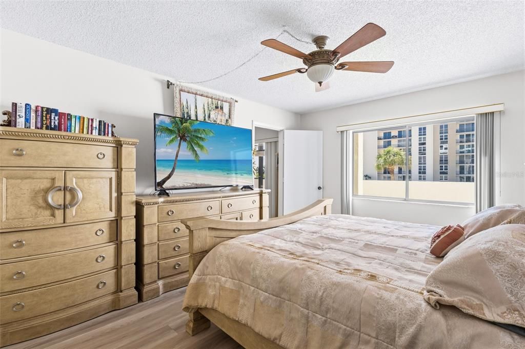 For Sale: $550,000 (1 beds, 1 baths, 918 Square Feet)
