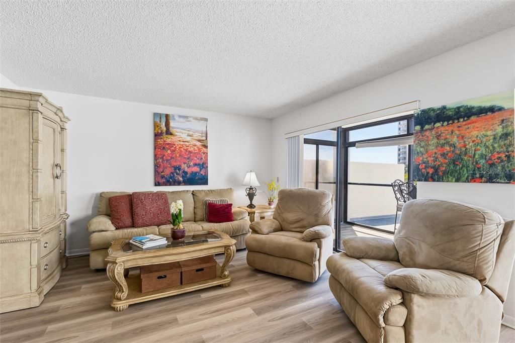 For Sale: $550,000 (1 beds, 1 baths, 918 Square Feet)
