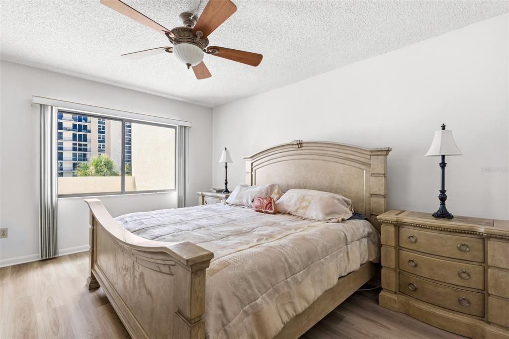For Sale: $550,000 (1 beds, 1 baths, 918 Square Feet)