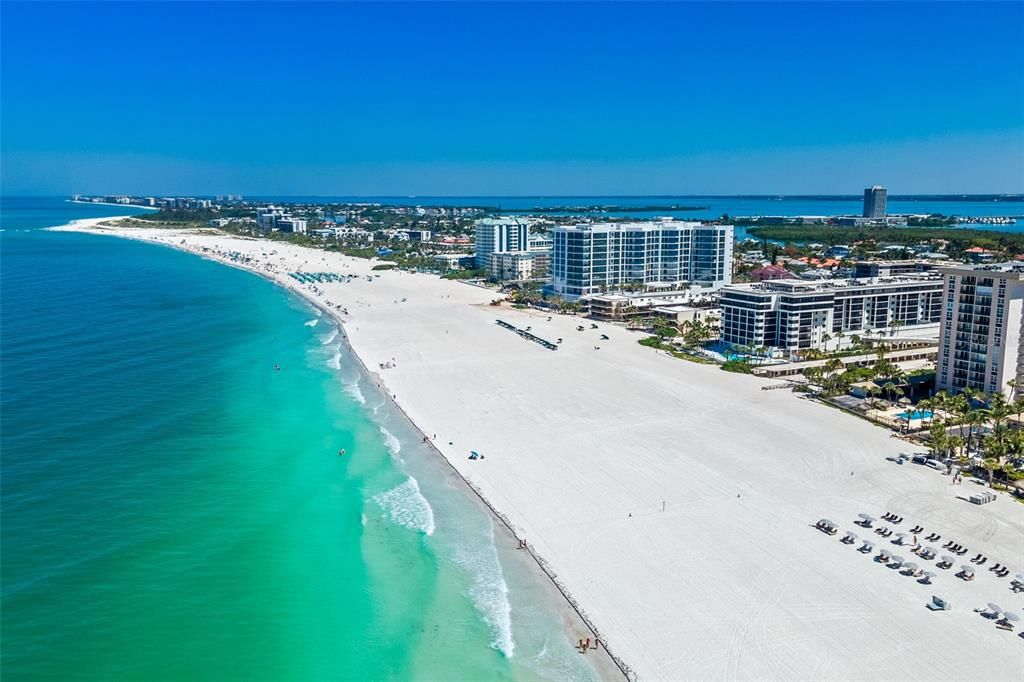 For Sale: $550,000 (1 beds, 1 baths, 918 Square Feet)