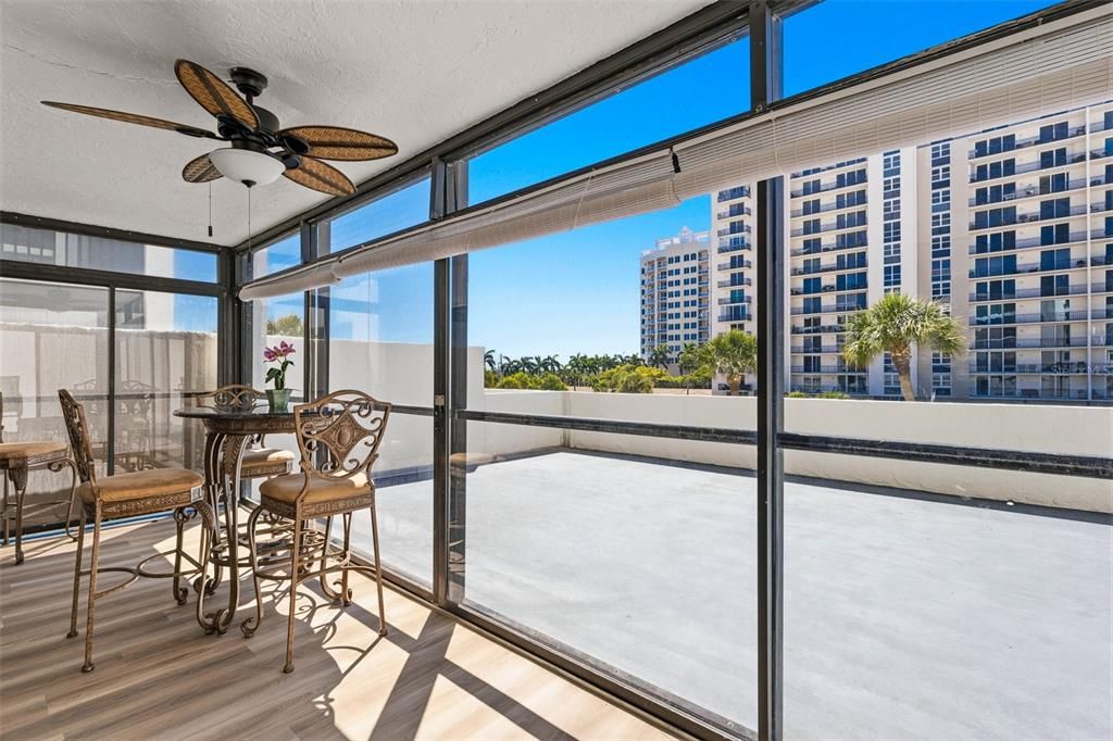 For Sale: $550,000 (1 beds, 1 baths, 918 Square Feet)