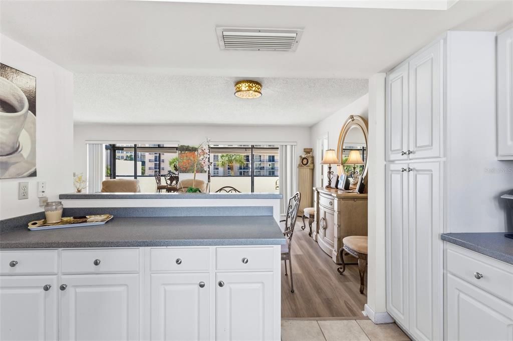 For Sale: $550,000 (1 beds, 1 baths, 918 Square Feet)