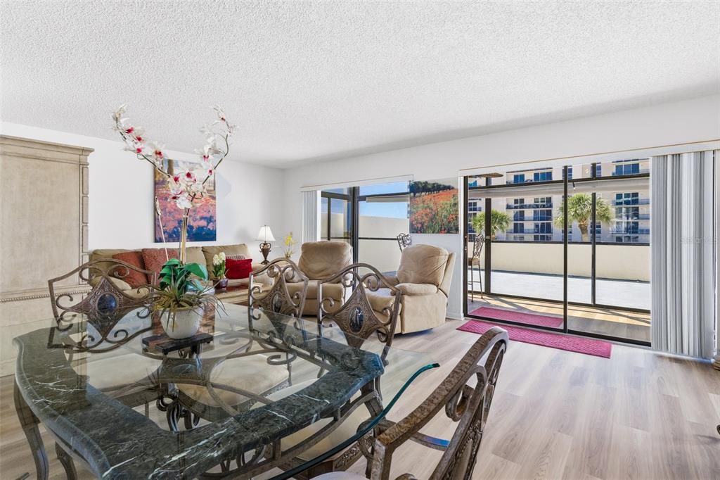 For Sale: $550,000 (1 beds, 1 baths, 918 Square Feet)