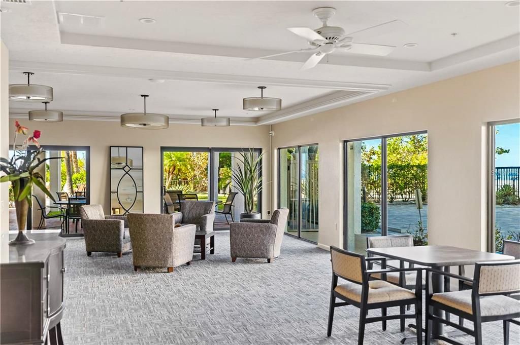 For Sale: $550,000 (1 beds, 1 baths, 918 Square Feet)