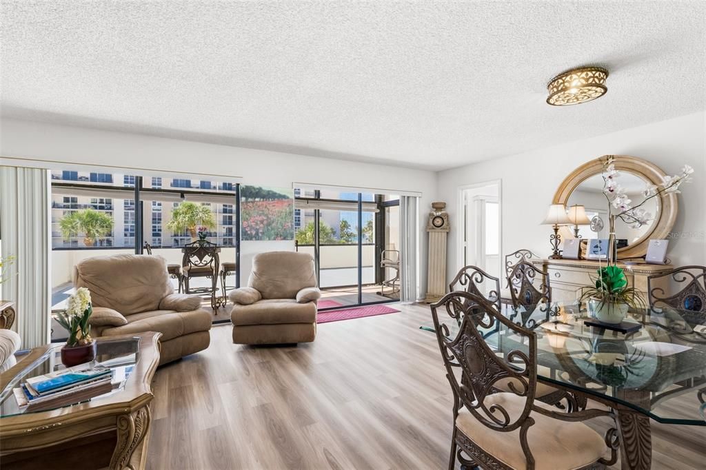 For Sale: $550,000 (1 beds, 1 baths, 918 Square Feet)