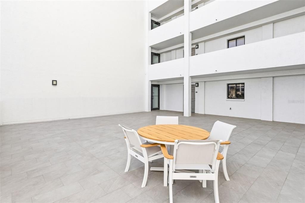 For Sale: $550,000 (1 beds, 1 baths, 918 Square Feet)