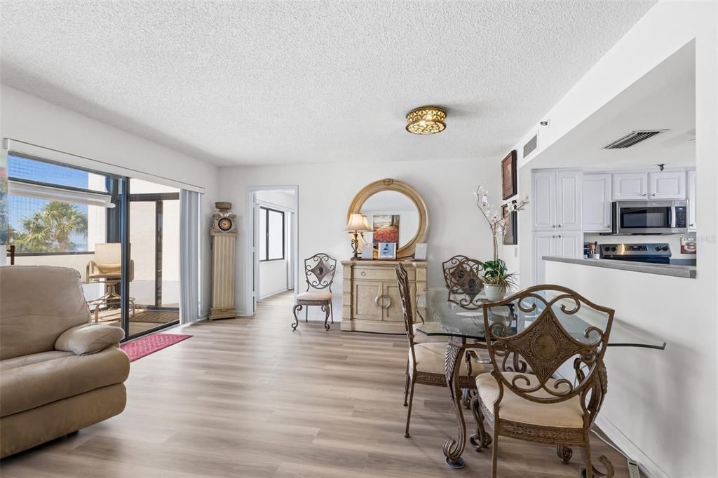 For Sale: $550,000 (1 beds, 1 baths, 918 Square Feet)